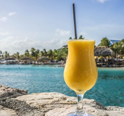 Pourquoi le triple sec est essentiel dans la création de cocktails tropicaux ?