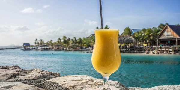 Pourquoi le triple sec est essentiel dans la création de cocktails tropicaux ?
